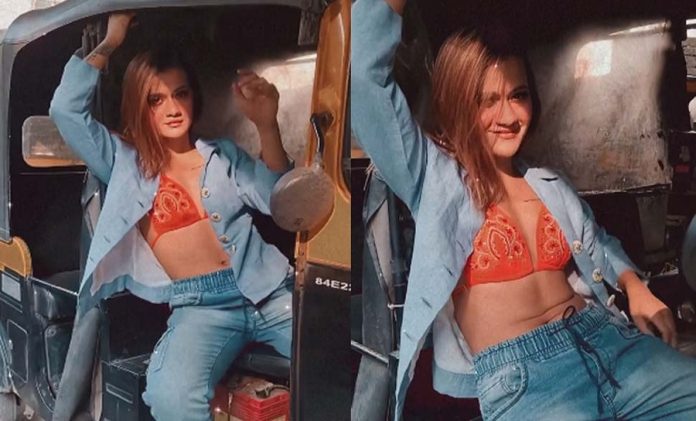 This Taarak Mehta actress opened the shirt buttons while sitting in the auto, got a hot photoshoot showing the bralette