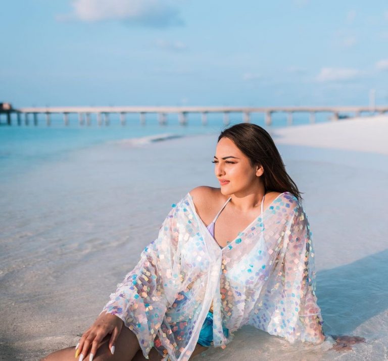 Sonakshi Sinha became glamorous as soon as she reached Maldives, wearing transparent clothes in such poses, said what is the matter