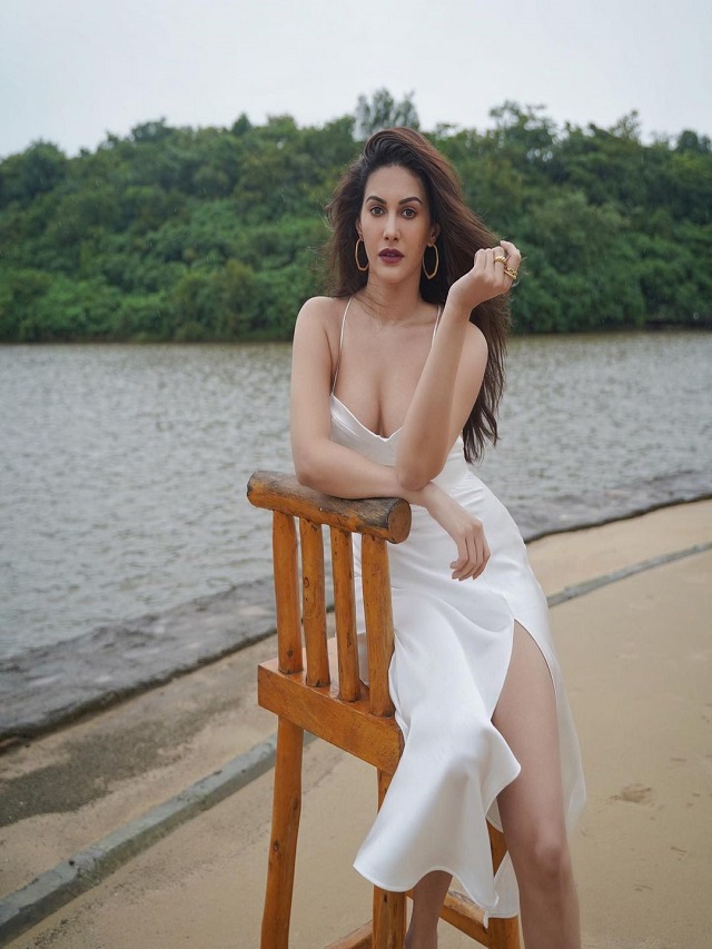 Haseena did such a photoshoot in a sexy dress on the river bank, bold pictures raised the internet