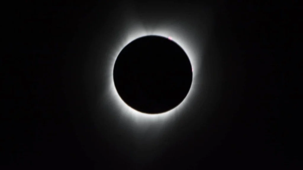 Astrologers advise people to abstain from food and liquids during the moon eclipse