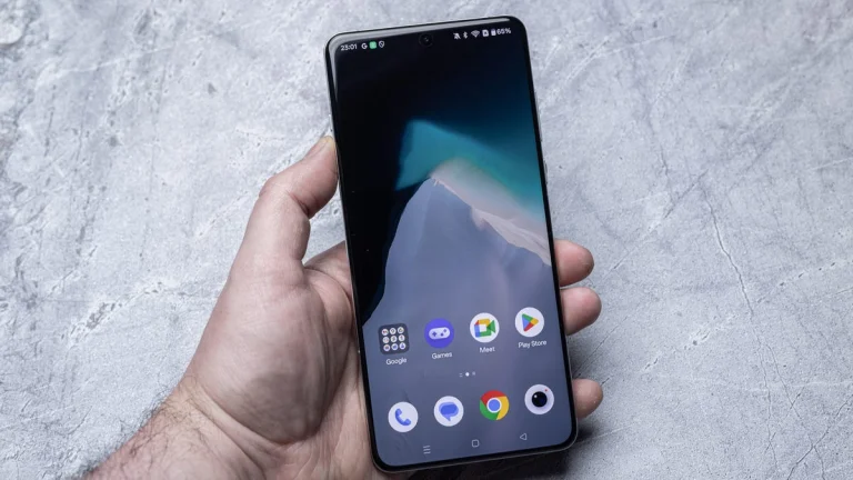 Android smartphone tracks, monitors, and deletes data